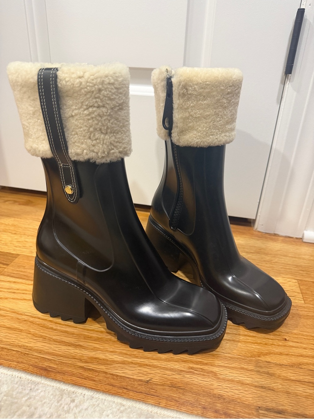 Chloe Black Heeled Chelsea Boots with Cream Shearling Cuff - Picture 6 of 7